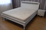 Белая кровать с резным изголовьем Фото